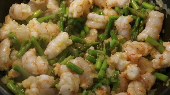 ньокки с креветками и спаржей