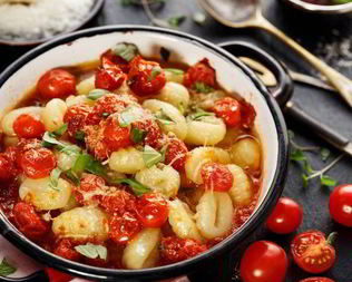 Ньокки с помидорами, баклажанами конфи и козьим сыром