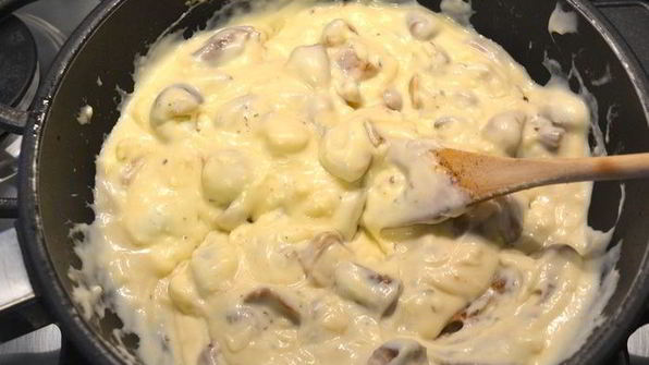 ньокки-суфле под грибным соусом бешамель