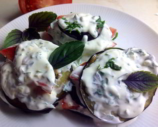 Баклажаны со сметаной и зеленью