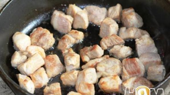 капуста тушеная со свининой в сметане