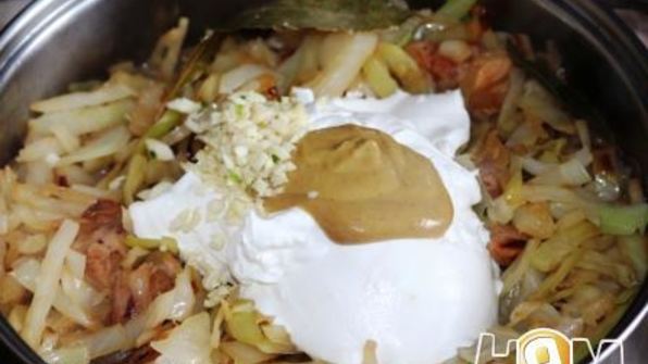 капуста тушеная со свининой в сметане