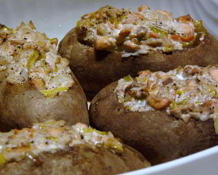 Картофель фаршированный лососем