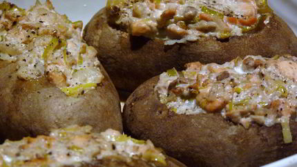 Картофель фаршированный лососем