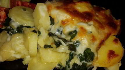 Картофель, запеченный с моцареллой и шпинатом
