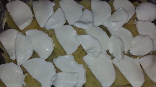 картофель, запеченный с моцареллой и шпинатом