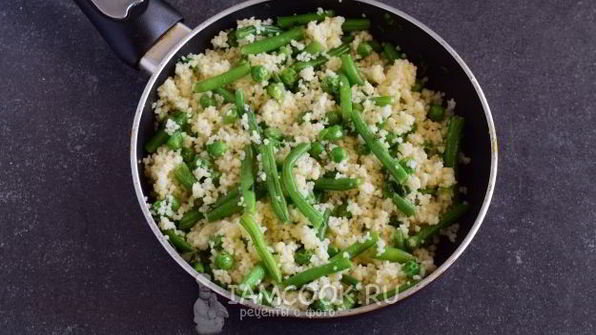 кус-кус с зеленым горошком и стручковой фасолью