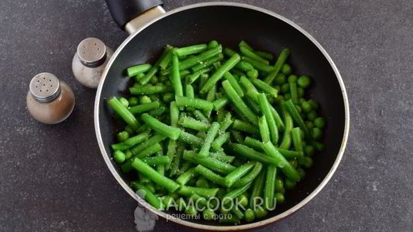 кус-кус с зеленым горошком и стручковой фасолью