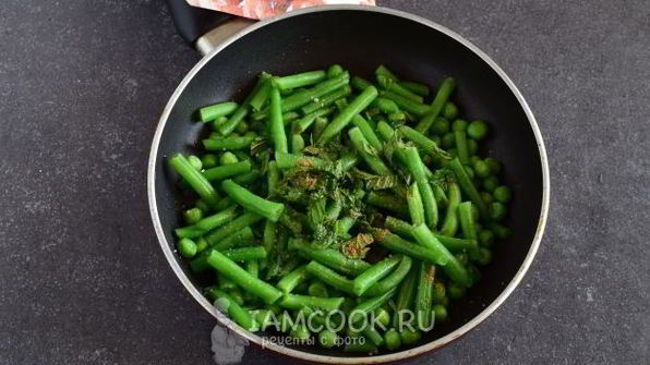 кус-кус с зеленым горошком и стручковой фасолью