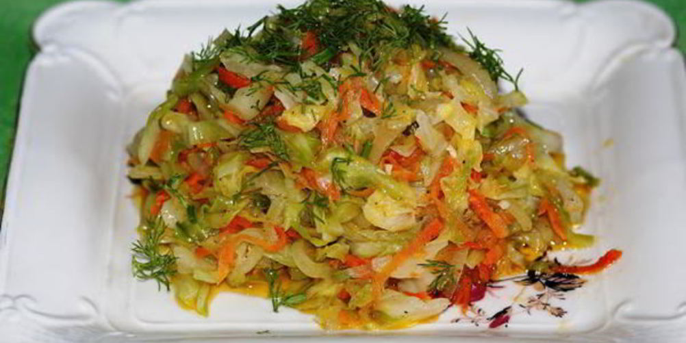 Рецепт молодой капусты тушеной с луком и морковкой