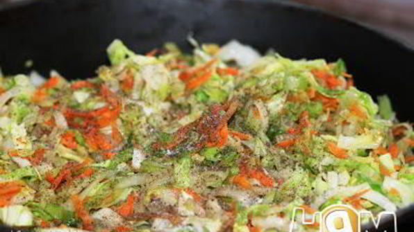 молодая капуста тушеная с луком и морковкой