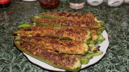 Острый перец, фаршированный мясом, в кляре