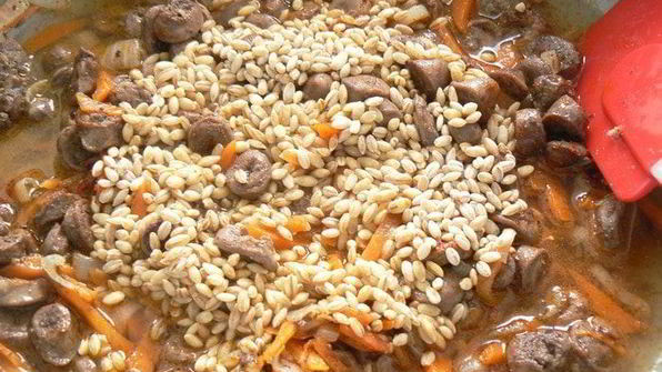 перловая крупа с куриными сердцами и фасолью