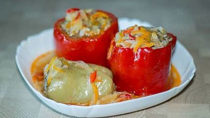 Сладкие перцы, фаршированные мясом, овощами и рисом