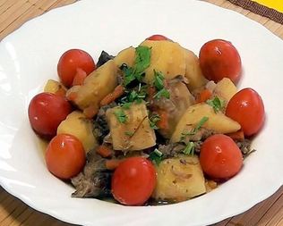 Тушеная картошка с тушенкой в мультиварке