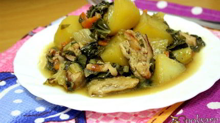 Тушеный картофель с курицей и мангольдом