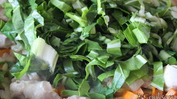 тушеный картофель с курицей и мангольдом