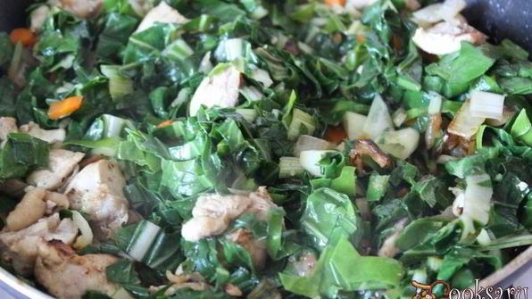 тушеный картофель с курицей и мангольдом