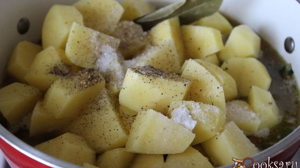 тушеный картофель с курицей и мангольдом