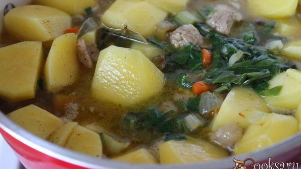 тушеный картофель с курицей и мангольдом