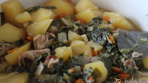 тушеный картофель с курицей и мангольдом