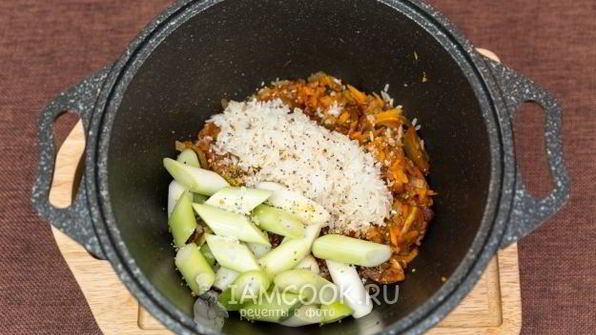тушеный лук-порей с рисом и овощами