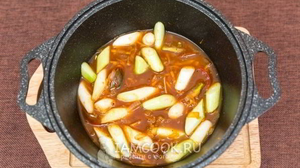 тушеный лук-порей с рисом и овощами