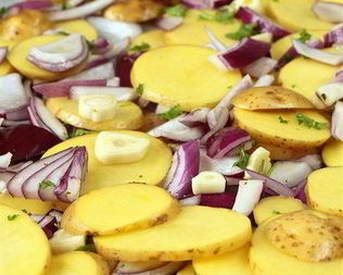 Тушеный молодой картофель с петрушкой