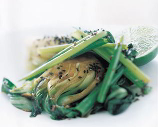 Жареная капуста бок-чой с луком-шалотом