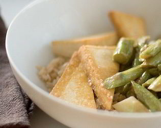 Жареный тофу со спаржей в апельсиновом соусе