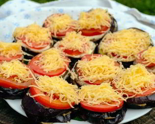 Жареные баклажаны с чесноком и помидорами