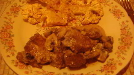 Говяжья печень с грибным соусом