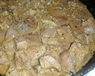 Говяжья печень, тушенная в сметане