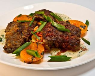 Хрустящая говяжья печень с пряными персиками