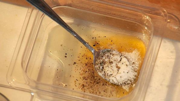 хрустящая говяжья печень с пряными персиками