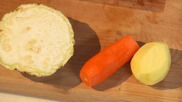 хрустящая говяжья печень с пряными персиками