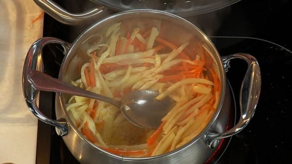 хрустящая говяжья печень с пряными персиками