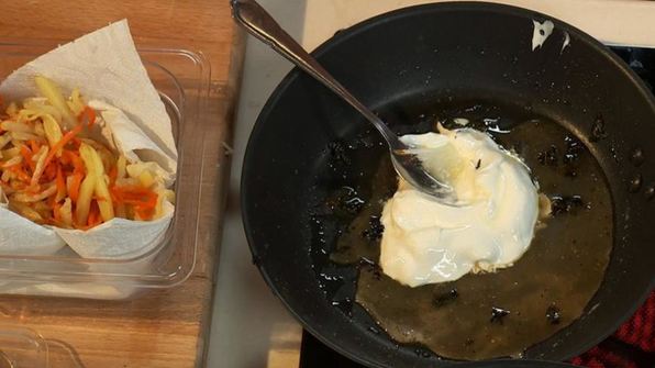 хрустящая говяжья печень с пряными персиками