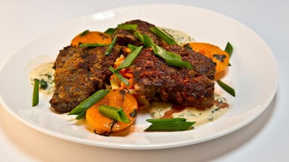 хрустящая говяжья печень с пряными персиками