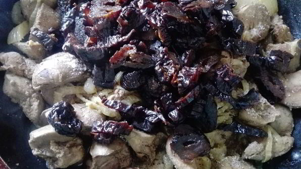 куриная печень с черносливом