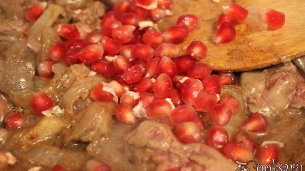 куриная печень с гранатом и кунжутным соусом