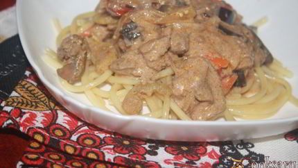 Куриная печень с овощами в сметанном соусе