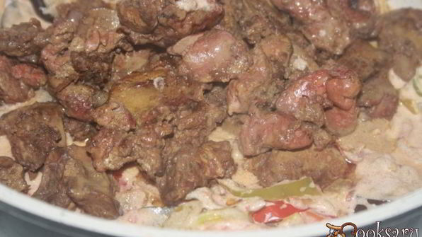 куриная печень с овощами в сметанном соусе