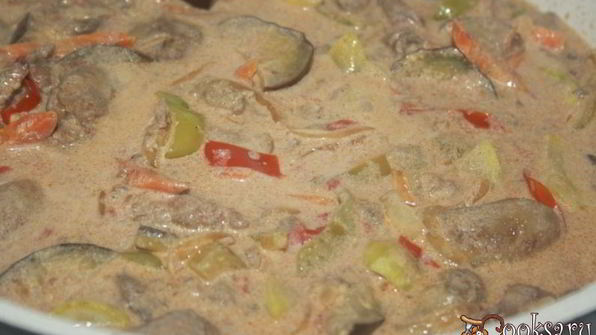 куриная печень с овощами в сметанном соусе