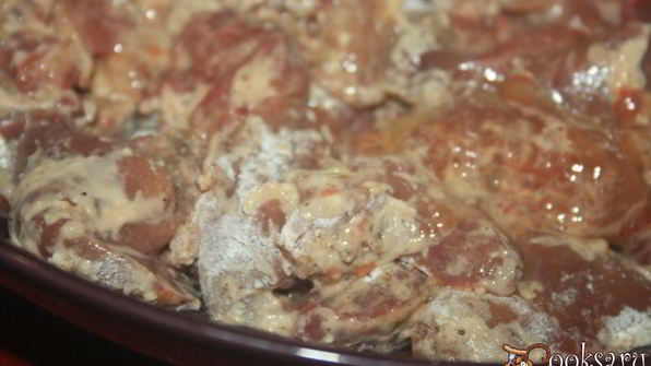 куриная печень с овощами в сметанном соусе