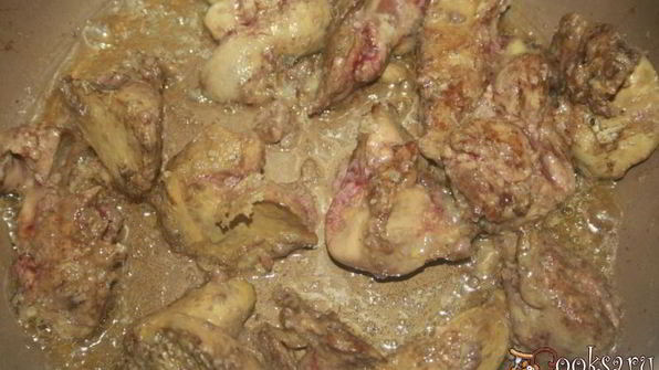 куриная печень с овощами в сметанном соусе