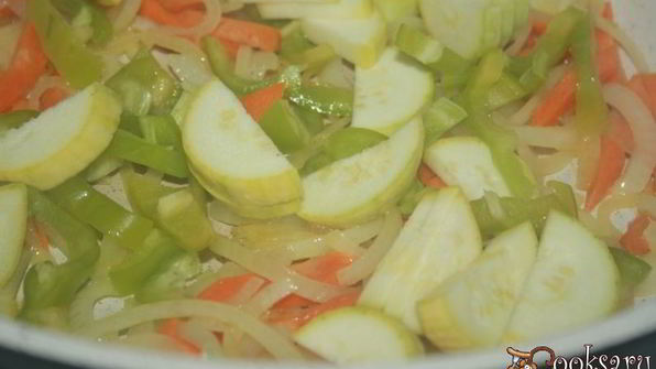 куриная печень с овощами в сметанном соусе