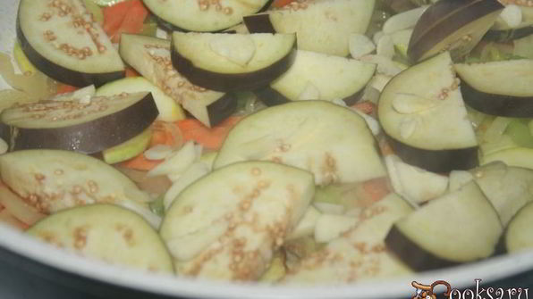 куриная печень с овощами в сметанном соусе