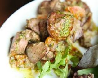 Куриная печень с песто и помидорами