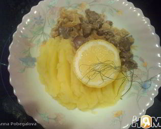 Куриная печень с яблоками под сметаной